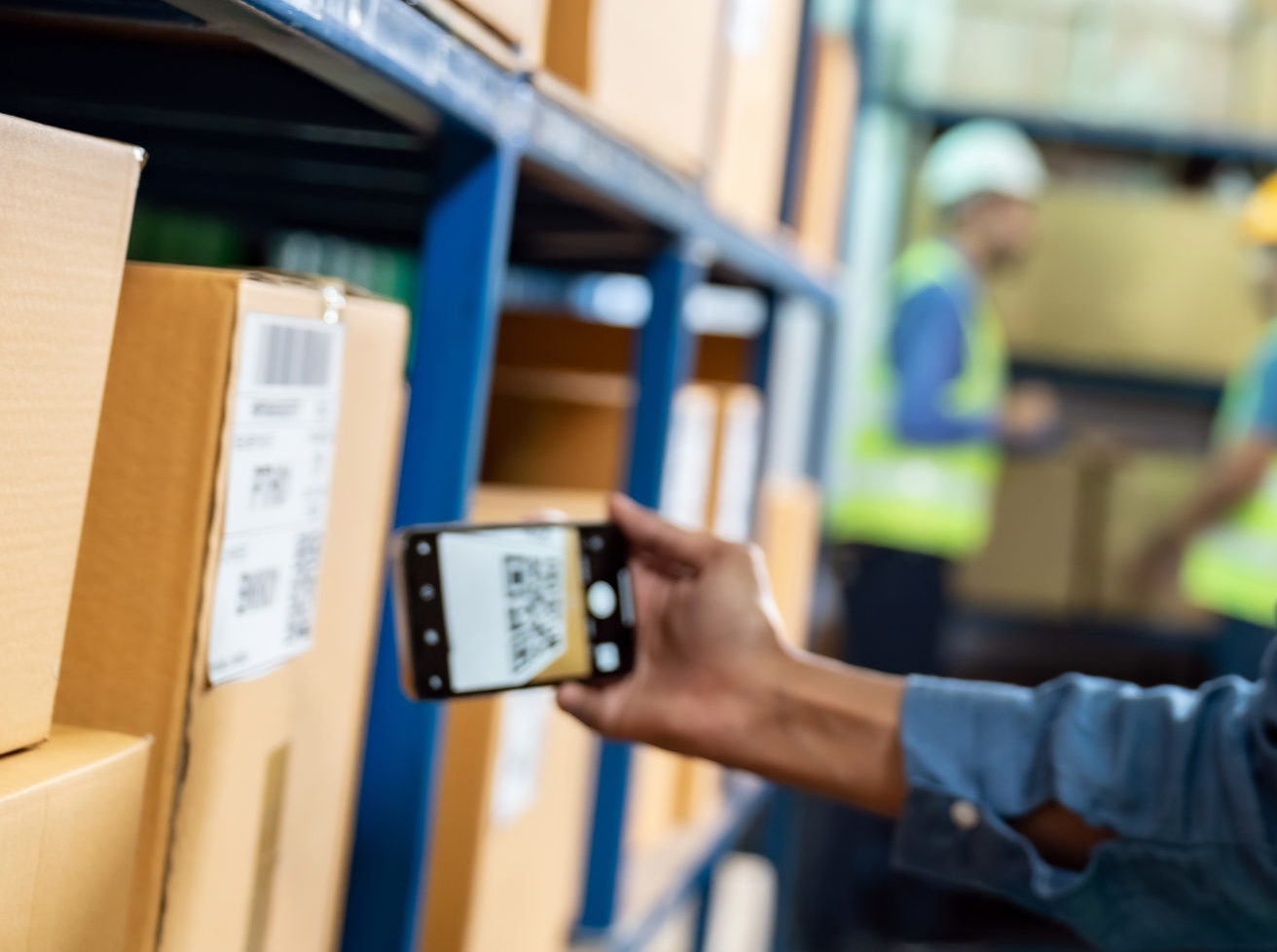 Warehouse,Worker,Use,Mobile,Phone PG征途国际官方网站图片