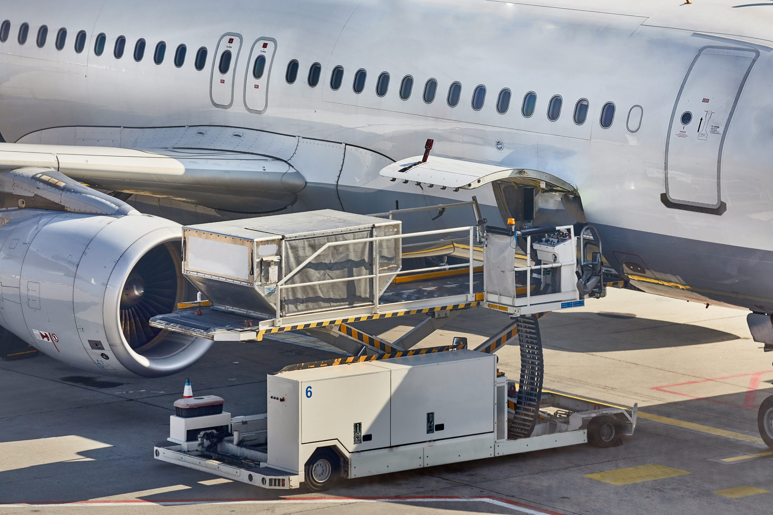 Cargo,Containers,Loaded,Into,An,Airliner PG征途国际官方网站图片